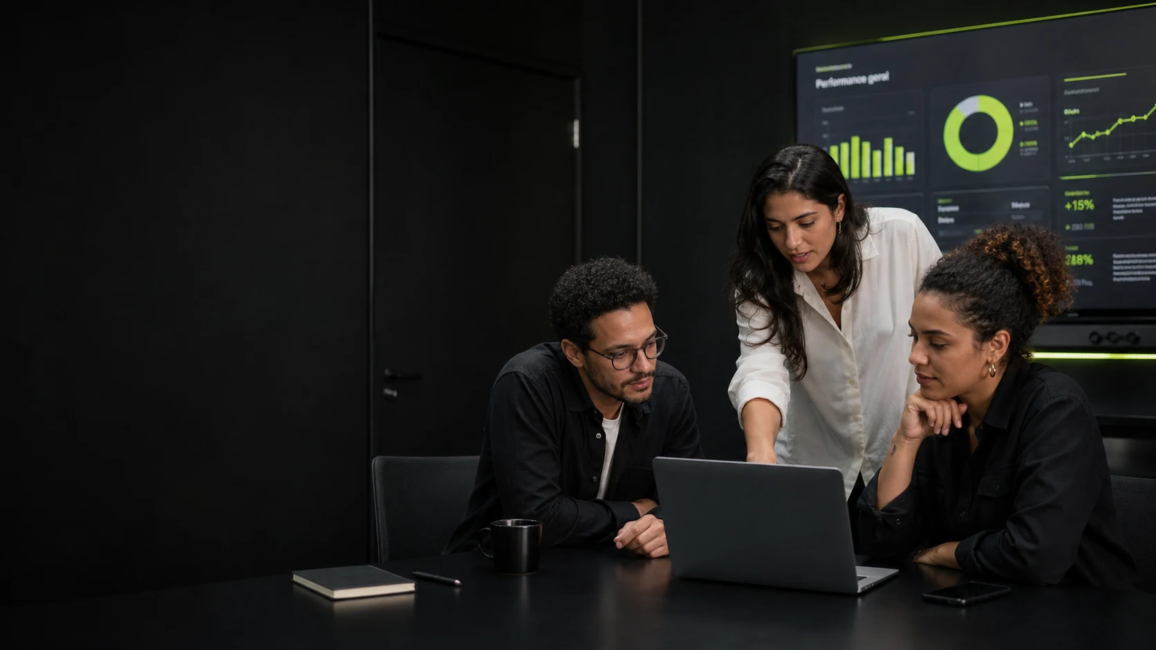 Equipe brasileira de estratégia, design e tecnologia avaliando um produto digital.